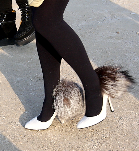 Modepilot-Schuhe mit Puschel-High Heels-Streetstyle-Pelz-Barbara Markert-Mode-Blog